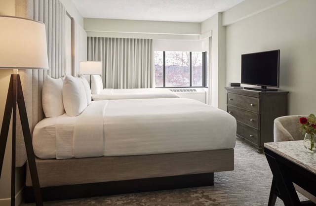 4 Family Friendly Suites Near Cultural Attractions & Local Dining! Pet Friendly!