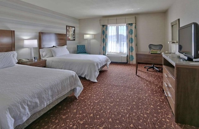 4 Family-friendly Units Close to ABQ BioPark – Zoo! Free Airport Shuttle, Pool!
