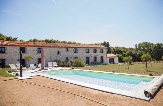 4* gîte 15 minutes from Puy du Fou with heated swimming pool