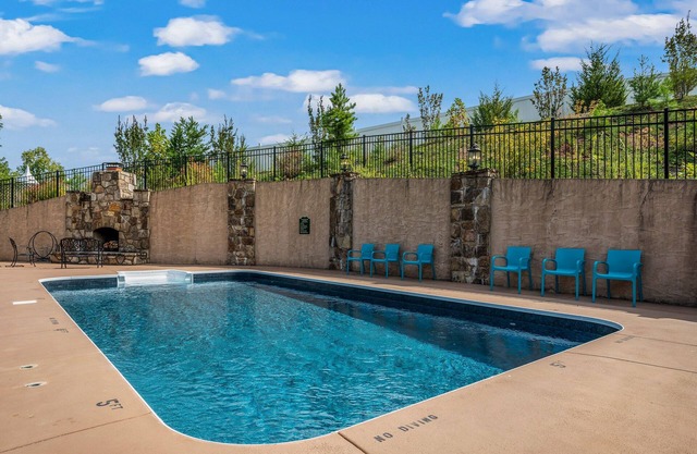 4 King beds! Private, Heated Pool! Theater Room! Game Room! Bunks!