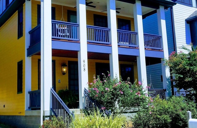 4 KING Master Bedrooms! 2 Covered Porches +Rooftop Terrace! 5 Mins to Downtown!
