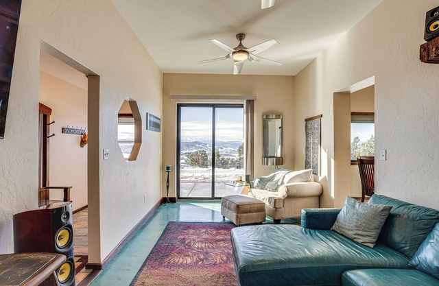 4 Mi to Black Canyon: Mtn-View Apt in Montrose!