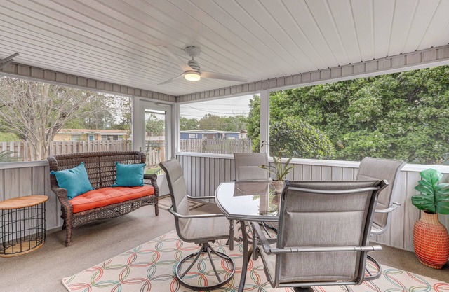 4 Mi to EverBank Stadium: Family-Friendly Home!
