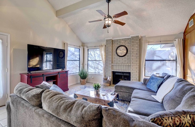 4 Mi to Joe Pool Lake: Home in Grand Prairie
