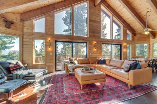 4 Mi to Lake Tahoe Family Cabin with 3 Decks!