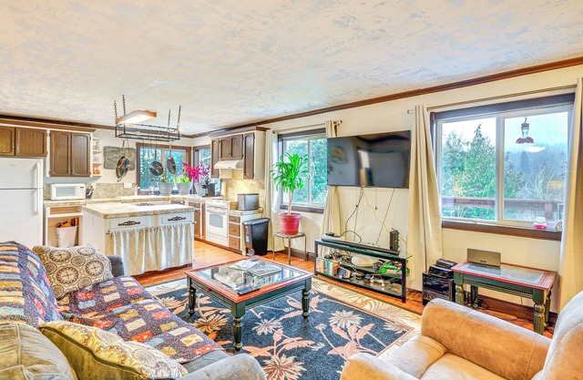 4 Mi to Sandy River Access: Studio w/Mtn Views!