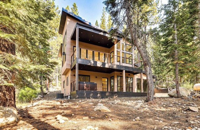 4 Mi to Soda Springs Resort: Hot Tub Hideaway!