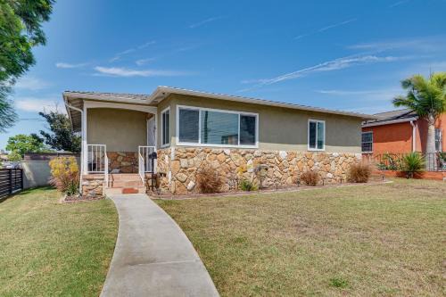 4 Mi to SoFi Stadium, Fenced Yard Modern Retreat!