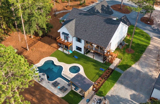 4 Miles to NO. 2! Large private home with Guitar Shaped Pool!