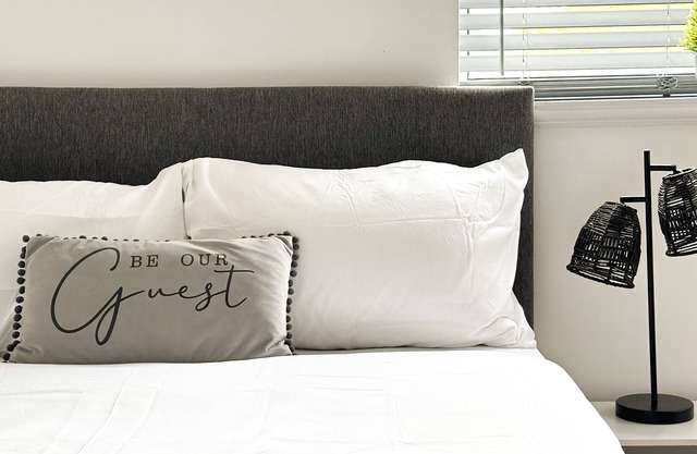 4-min drive from NEC/BHX Airport/HS2 - Sleeps 10 guest.