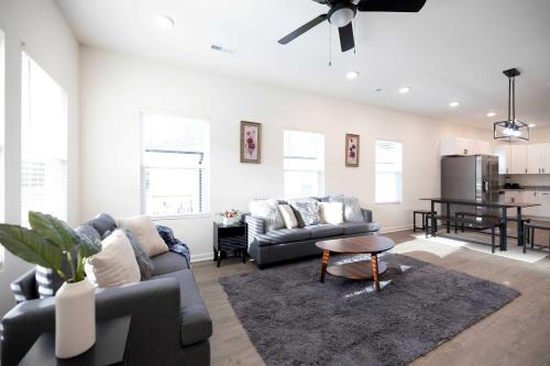 4 Min to Downtown - 10 to Elon - Washer and Dryer