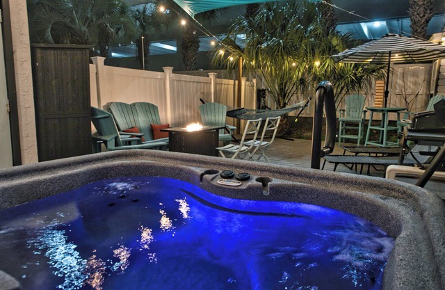 4-min walk to beach+restaurants+transit! With Patio-firepit-hammock-hottub-games