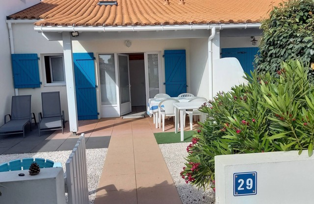 4-person house in private residence with swimming pool, 600 m from the sea