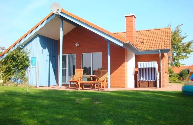 4-person vacation home with canoe, wood-burning stove and wonderful lake view in Otterndorf