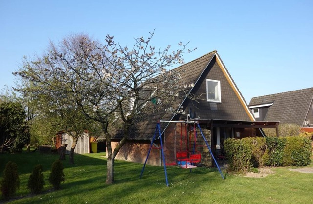 4 person vacation home with two showers and toilets in second row to the dike in Otterndorf