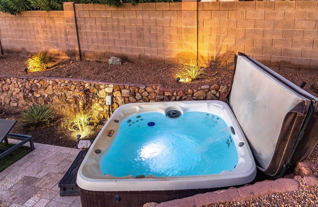 4 Primary's + Heated Pool, Spa & Dog Friendly