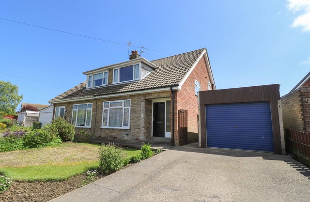 4 RANBY DRIVE, country holiday cottage, with a garden in Hornsea