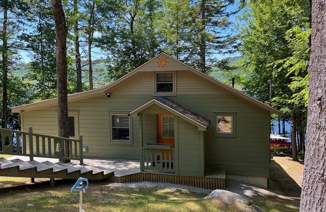 4 season lakefront house on Twitchell Pond, private dock- near skiing