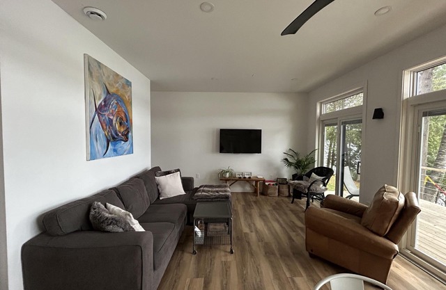 4 season LAKEHOUSE on Papineau. Modern vibe, HOT TUB + expansive lake viewsn