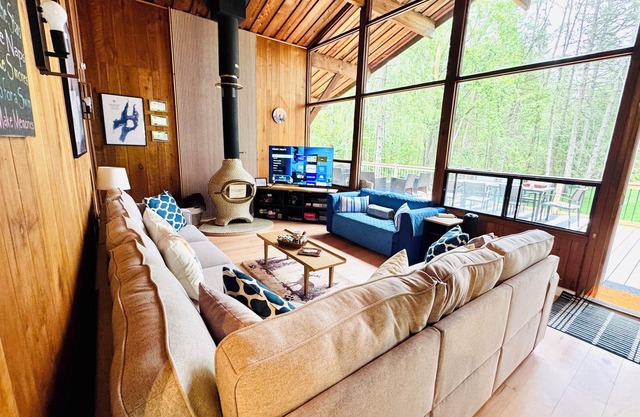 4 season Waterfront Chalet on Balsam Lake - 2hr from GTA - family-friendly spot
