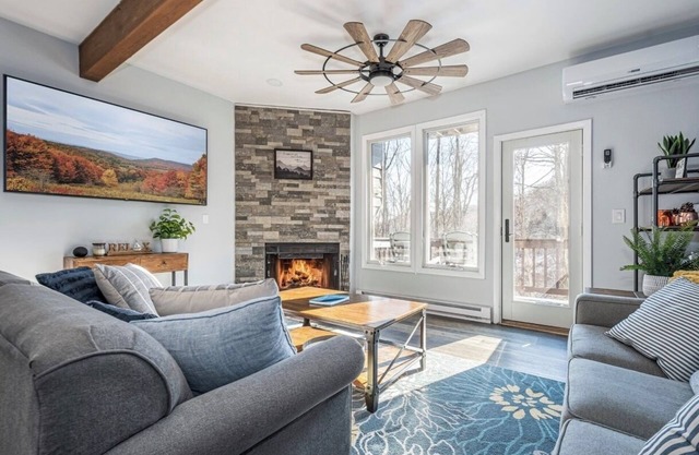4 Seasons Wisp - Ski In/Ski Out Townhome with Lake Access, Hot Tub