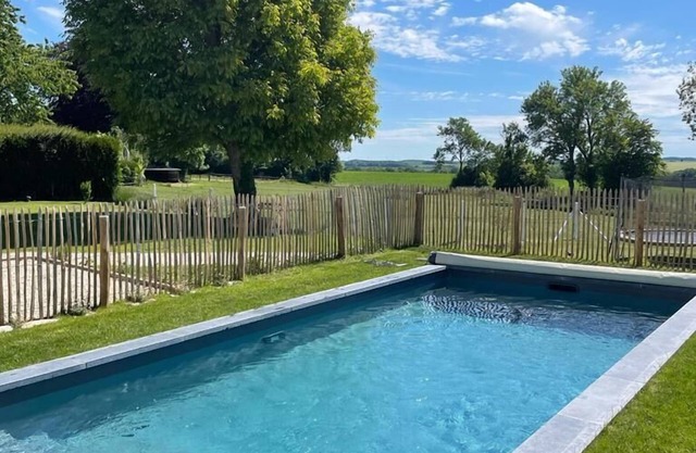 4-star cottage, private outdoor pool