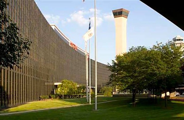 4-Star Hotel ∙ Hilton Chicago O'Hare Airport