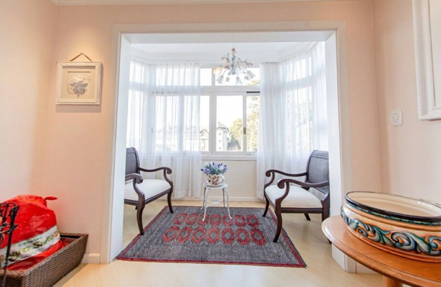 4 Suites, 4 Banheiros, 2 Vagas - no Coração de Gramado!