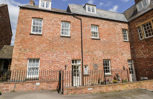 4 THE OLD COUNCIL HOUSE, family friendly in Shipston-On-Stour