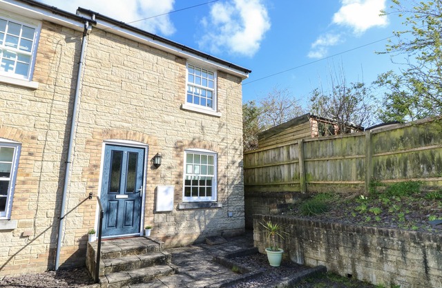 4 THE OLD POST OFFICE MEWS, family friendly, with a garden in Brading