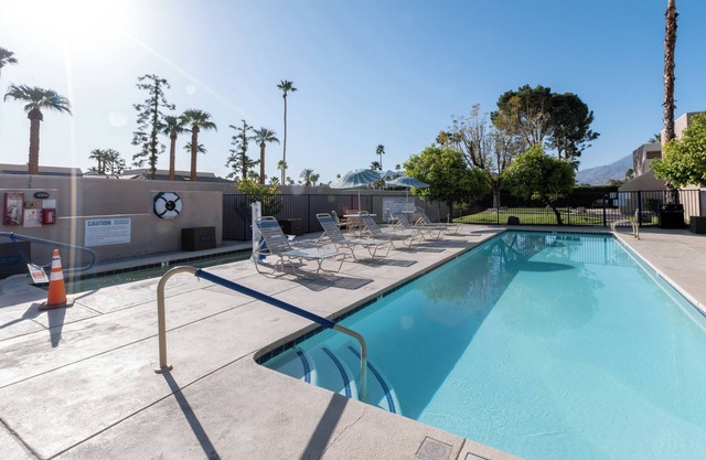 4 Unit Retreat! Fitness Center, BBQ, Garden, Near Convention Center!