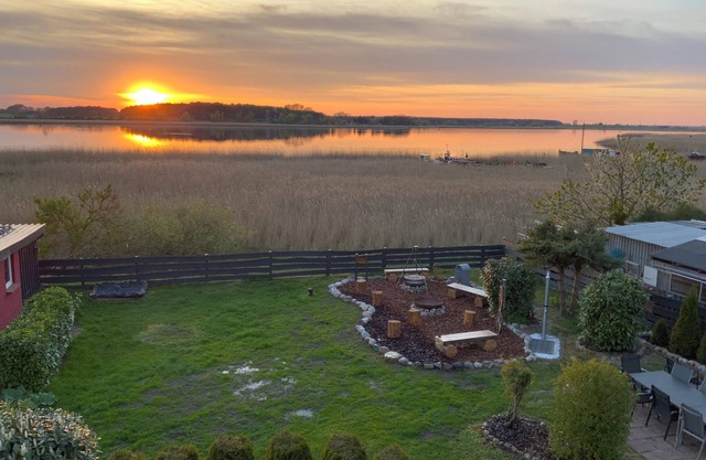 4*Villa-WATER-FACILITY-WINTERGARDEN-BRÖTCHENSERVICE-KAJAKS-SAUNA-GARDEN-GRILL LOUNGE