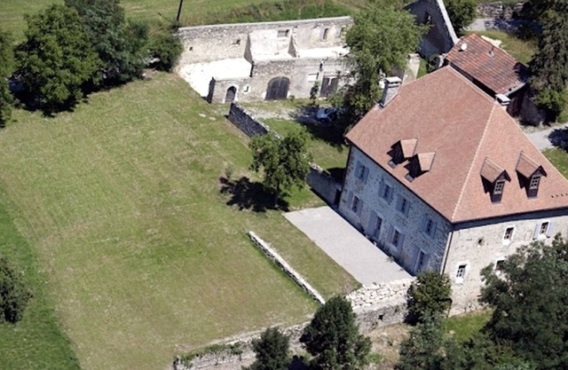 400 euros/night 12th-century fortified house