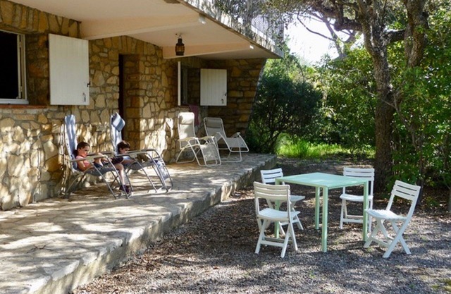 400m from the beach, garden level with 1.250 m2 of enclosed land