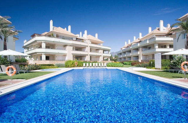 405 Luxury 4 Bed Penthouse, Heated 20m Pool-Front Line-Paseo-Bikes-BBQ-Hot Tub