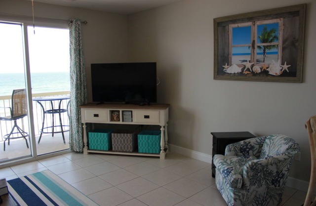 406 Celadon 1 Bedroom with KING BED and 2 Baths + bunks & FREE BEACH SERVICE!