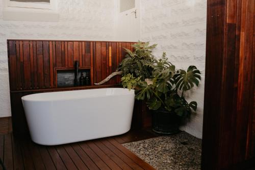 41 Found - Lux Vintage Home with Outdoor Bath