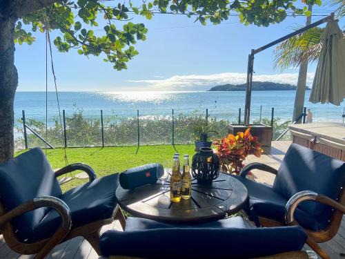 415 - Casa frente mar para alugar Bombinhas com 4 suítes