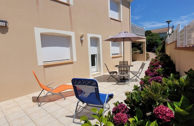 45m2 housing; on the ground floor in a villa in Brem sur Mer