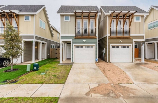 462 S Edna Avenue Lewisville · Two-Floor House With A Dedicated Work Space