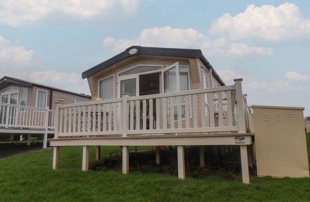 47 THE DRAKE FORGETMEKNOT, pet friendly, with a garden in Cayton Bay