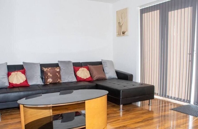 4BD Peaceful Family to Stay in Leeds Suburbs