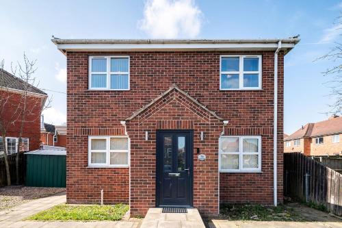 4BDR house,8 guests, Contractor Stays , Holiday home, Free Parking, Reliable WiFi, Worksite and Amenities Nearby!