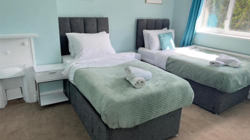 4Bedroom house at Town Centre with Free Driveway Parking