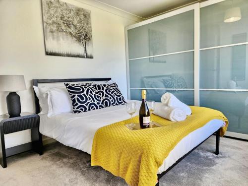 4Bedroom Modern Bicester Villa, WIFI, Parking, Garden, Minutes walk to Bicester Village