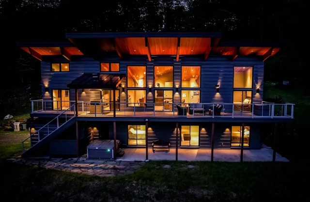 4BR – 2 Mstr Suites, Hot Tub, Prime Views, Privacy