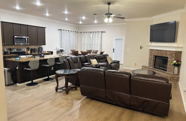 4BR 2B Retreat w Garage, Huge Fence Yard & Pet-Friendly – Near TTU & Hospitals