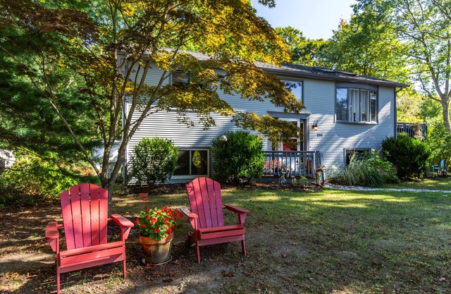 4BR, 2Bath Beach Home in desirable Ocean Ridge, near Green Hill Beach & more!
