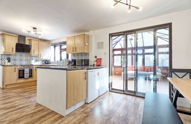 4BR 2BATH House with FREE Parking in Rivenhall