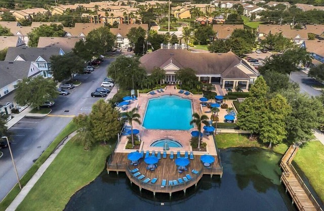 4BR, 3BA corner house overlooking the lake
